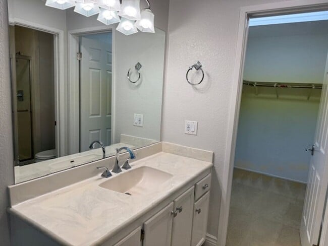 Building Photo - Beautiful 2 bedroom, 2 bath single level t...