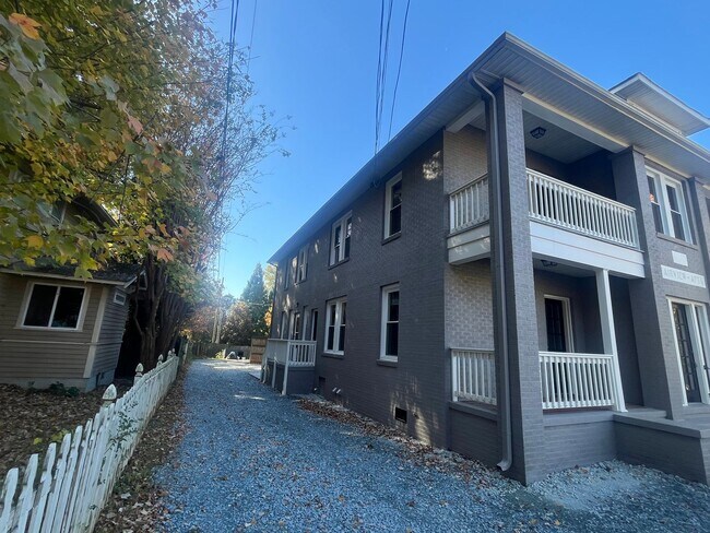 Building Photo - Newly Renovated 1 Bed 1 Bath Condo Near Uptown Charlotte!