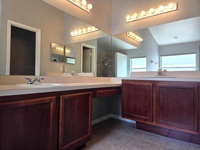 Building Photo - Move in Ready 3/2 in Sunset Village
