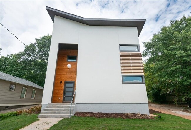 Building Photo - 1136 Boulevard Dr NE