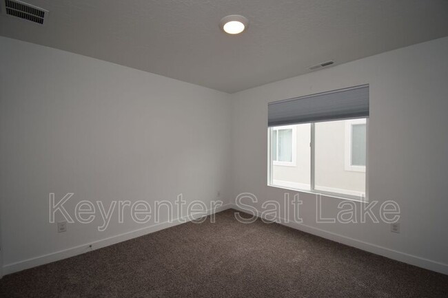 Building Photo - 397 N Buoy Ln