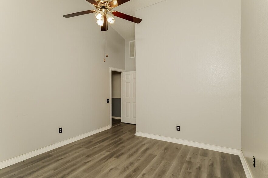 Building Photo - 2504 Creekwood Ln