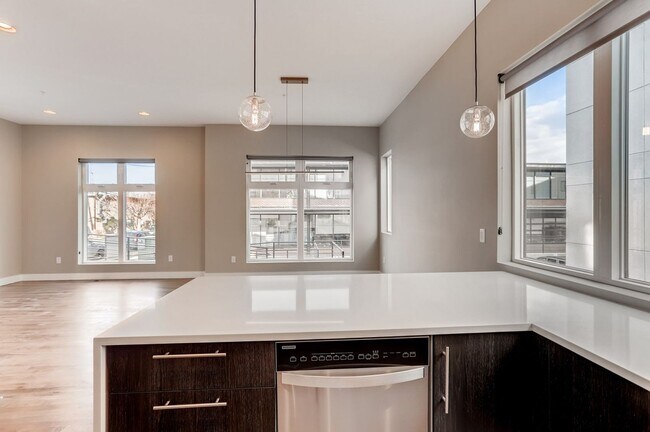 Building Photo - Sunnyside 3 Bedroom Townhomes for Rent