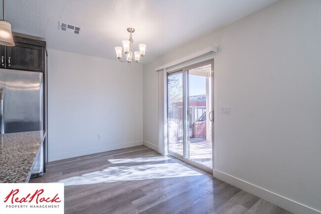 Building Photo - 4 Bed/2.5 Bath Townhome in Desert Bluff!