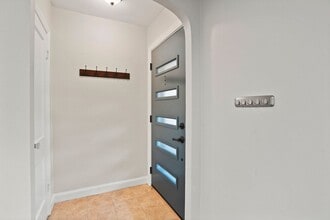 Building Photo - Brentwood Beauty