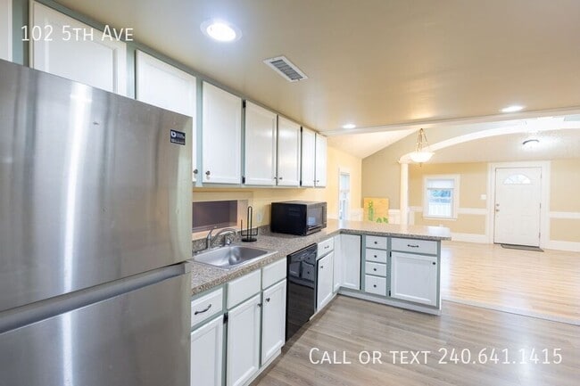 Building Photo - 102 5th Ave