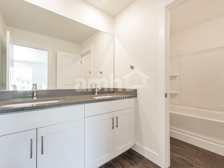 Building Photo - 708 S Oak St