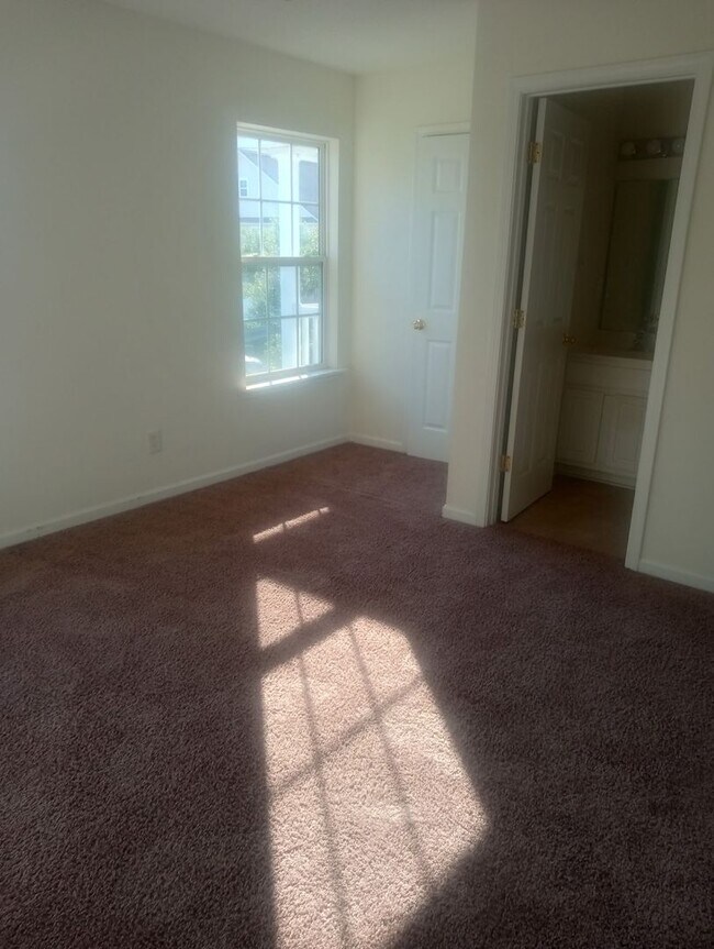 Building Photo - 4 Bedrooms 3.5 Bathrooms FOR RENT