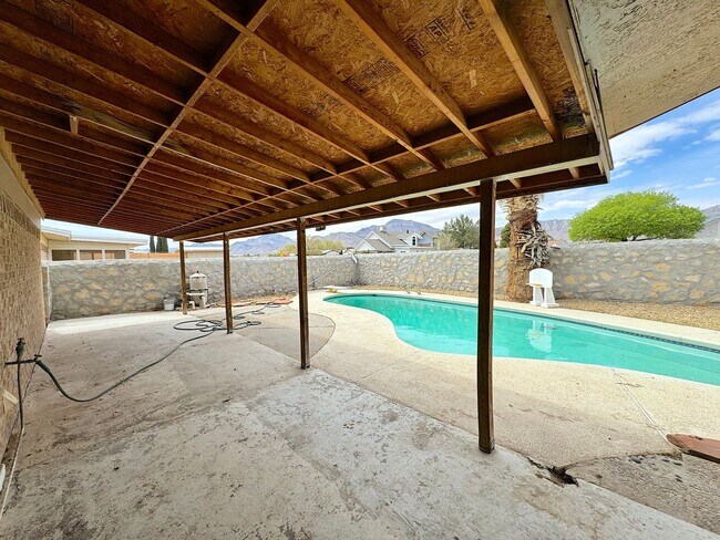 Building Photo - Northeast El Paso 3 Bed Refrig A/C with Pool!