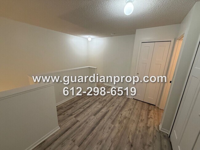 Building Photo - Woodbury Townhouse Available Now, Updated Bath, Open Floor Plan, Loft Area, Fireplace, Attached G...