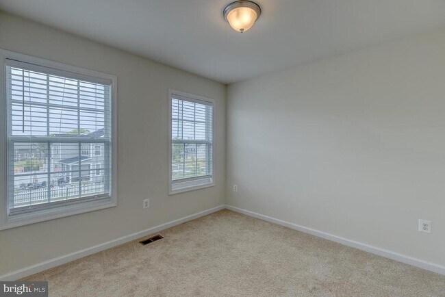 Building Photo - 336 Boxelder Dr