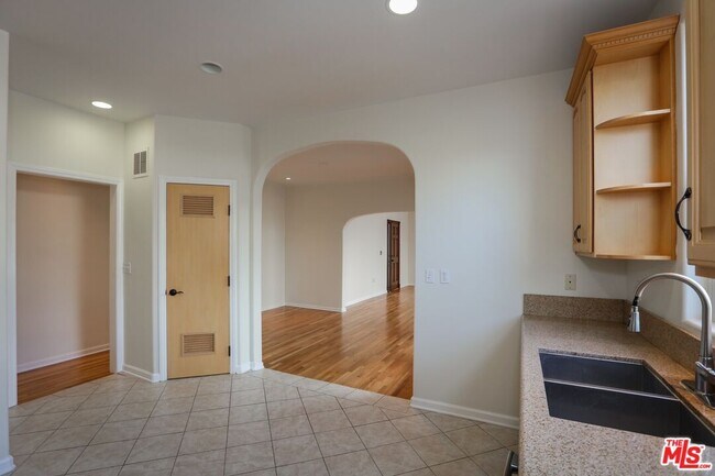 Building Photo - 806 N Alfred St