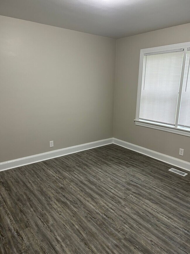 Building Photo - 3 bedroom, two bath home for rent