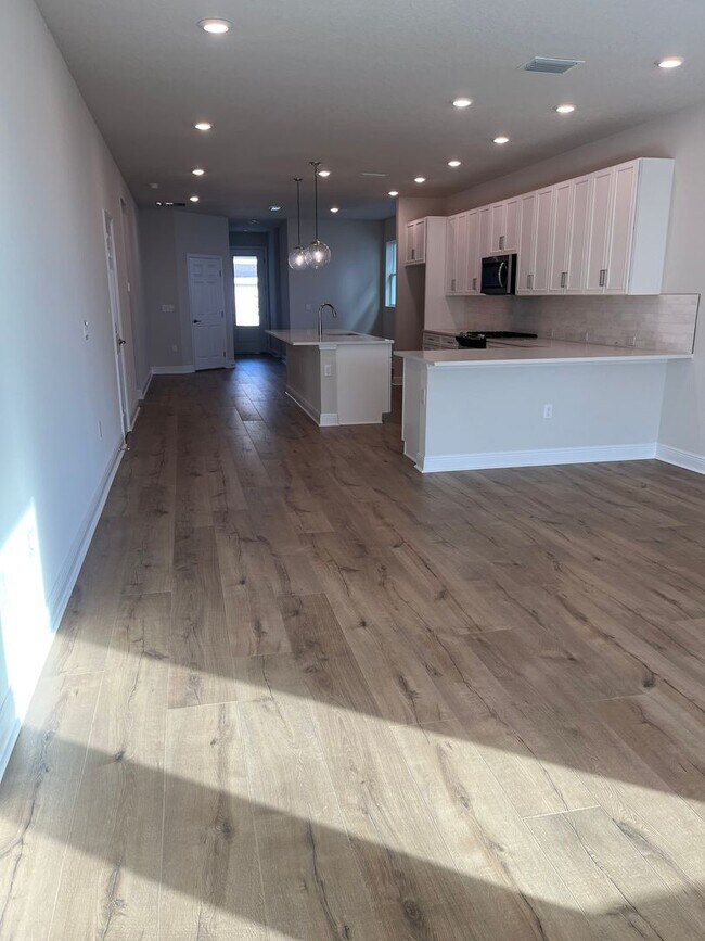 Building Photo - Beautiful home located in desirable Waters...