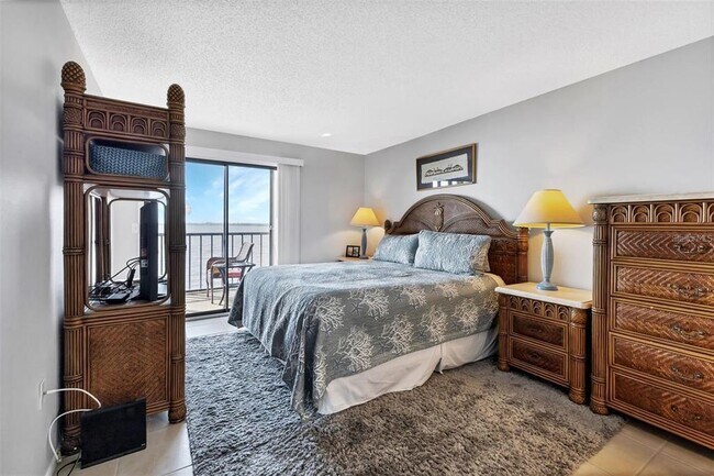 Building Photo - 14459 River Beach Dr