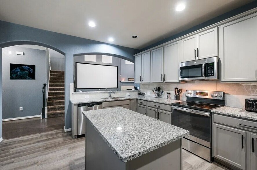 Building Photo - 8252 Breezy Cv