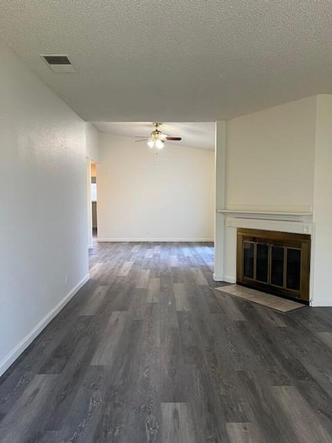 Building Photo - COMPLETELY REMODELED 2 BEDROOM DUPLEX IN ROCKLIN!!