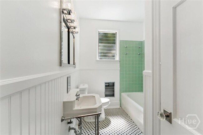 Building Photo - 206 E 46th St