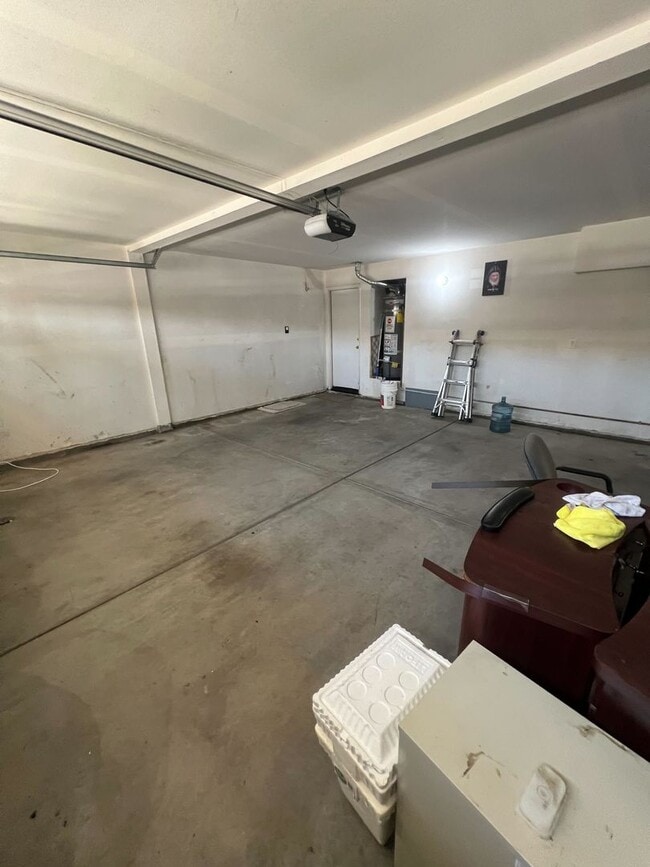 Building Photo - Spacious 6-Bedroom Home with Loft in Prime...