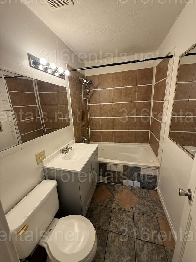 Building Photo - $815 - 2 bedroom/ 1 bathroom - Single Family Home