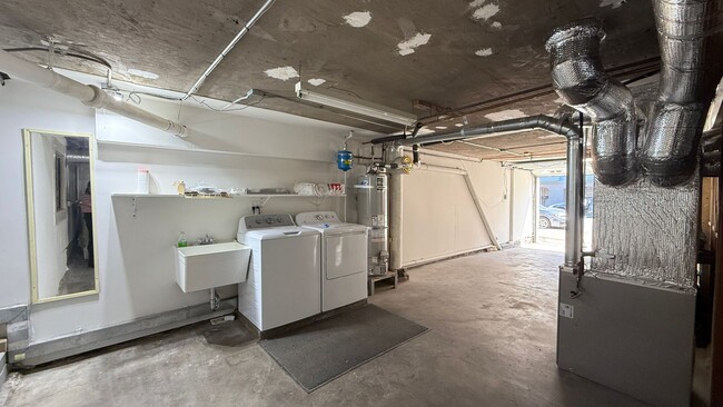 Building Photo - DREAM HOME! Spacious 3 BR + Sunroom/ 1.5 BA  in the Richmond area- AMSI