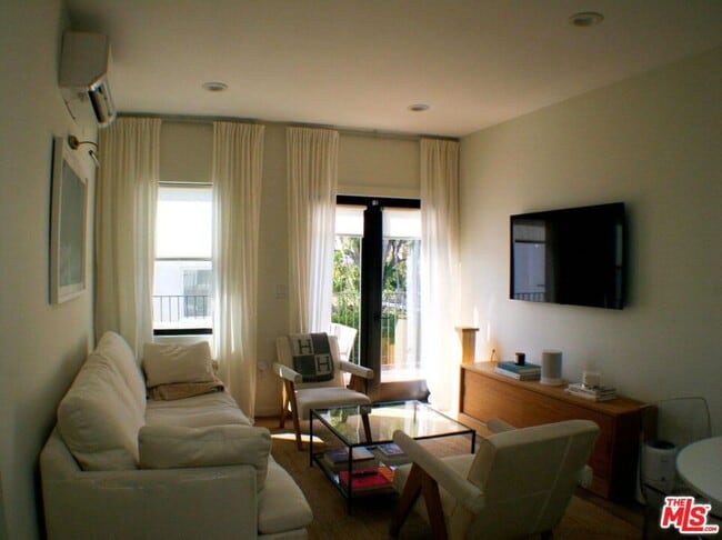 Building Photo - 8587 Rugby Dr