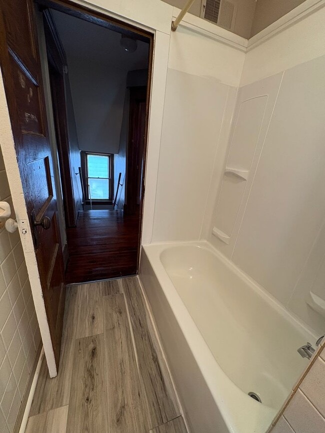 Building Photo - Three Bedroom Single Family Home!