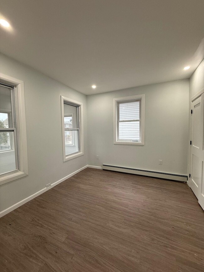 Building Photo - 407 Elm St