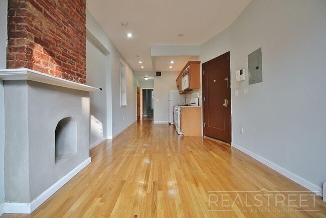 Primary Photo - Great Deal on a Updated 1 BR in Cobble Hil...