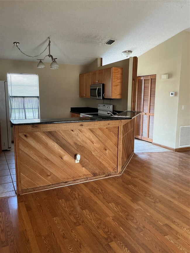 Building Photo - 1858 SW Capehart Ave