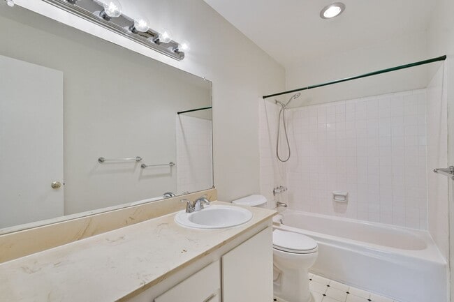 Building Photo - Top Floor Unit - Balcony - Elevator Access - Community Pool & Tennis Court