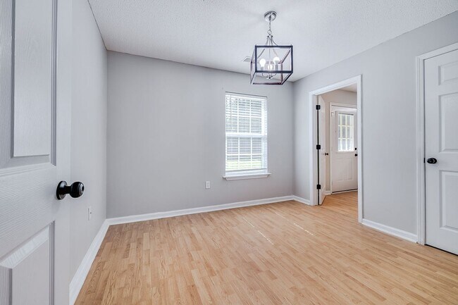 Building Photo - 3 Bedroom Springfield Home with Garage and Large Backyard