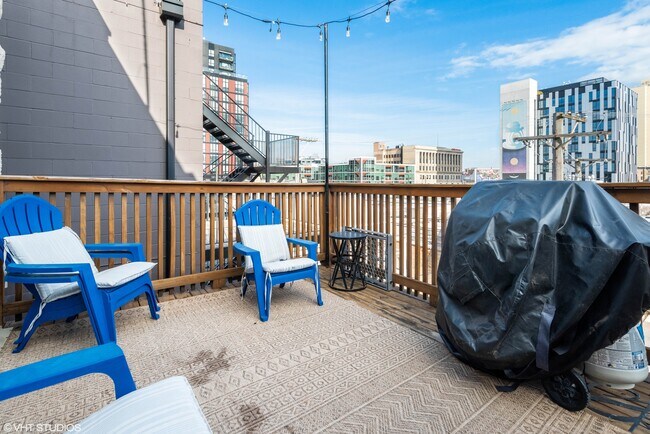 Building Photo - 1111 N Paulina St