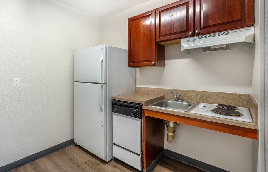 Building Photo - Furnished Studio-Tampa - Airport - N. Westshore Blvd.