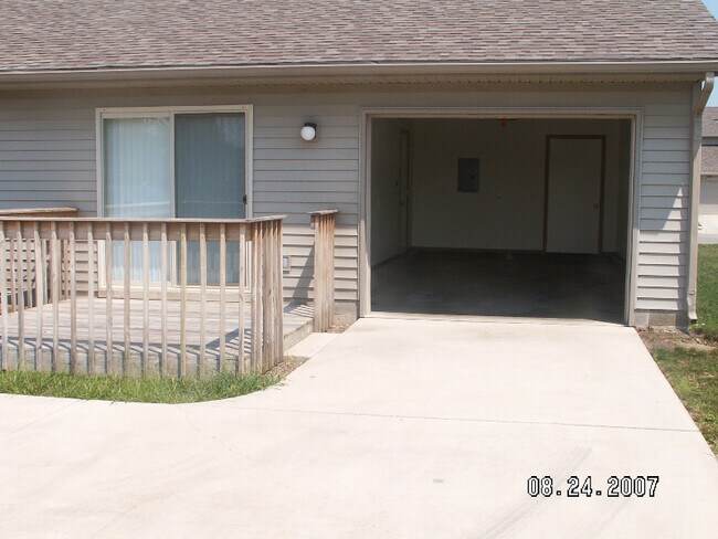 Building Photo - 2356 Meadowpoint Dr