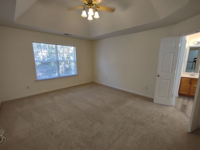 Building Photo - Beautiful 2-story home located in the Reed...