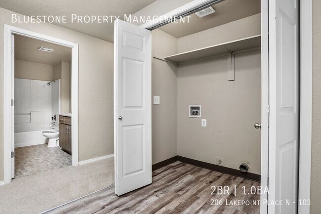 Building Photo - 206 Lakepoint Pl N