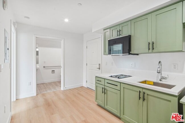 Building Photo - 3221 W 71st St