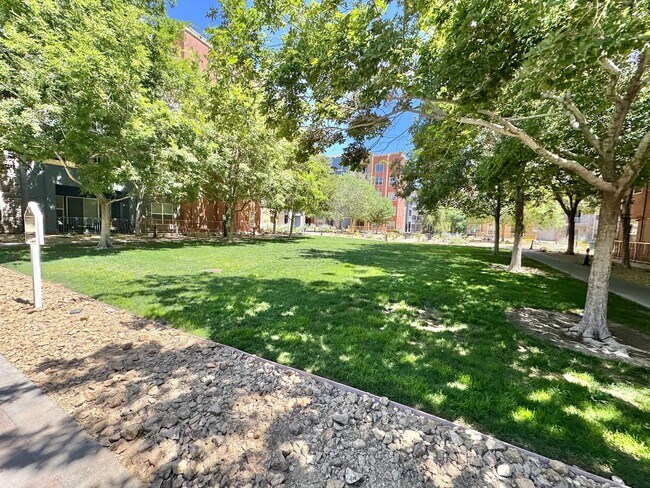 Building Photo - SPACIOUS BOTTOM FLOOR 2 BEDROOM IN THE GATED MANHATTAN CONDOS