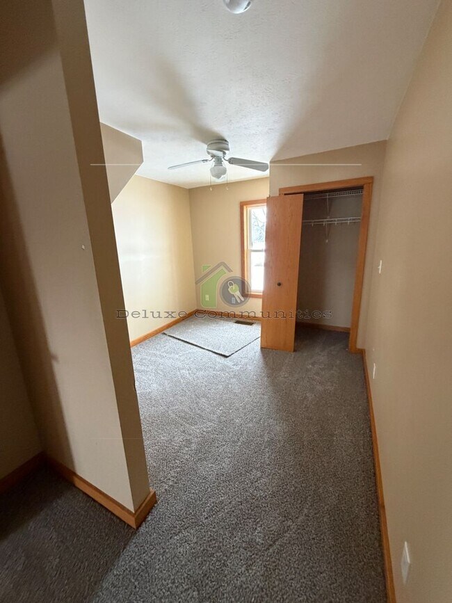 Building Photo - SINGLE FAMILY 2 Bed Available NOW in MARNE!