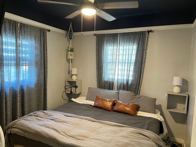 Building Photo - 3124 W Fairview Ave