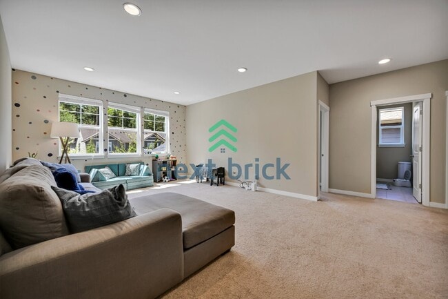 Building Photo - Discover Spacious Comfort: Stunning 5-Bedroom Home with 3.5 Baths in Snoqualmie!