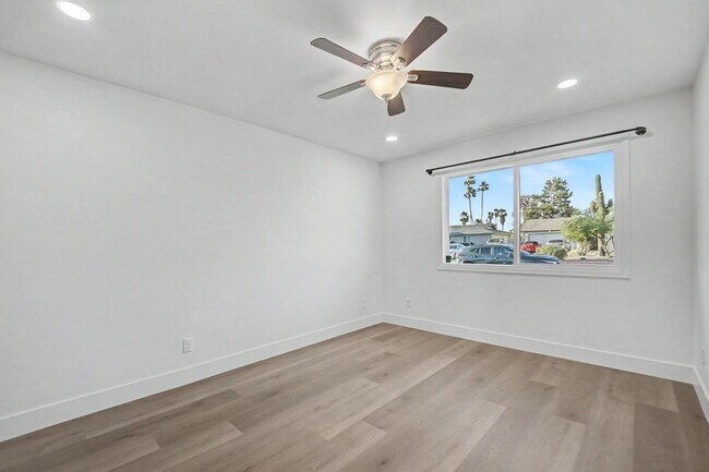 Building Photo - 6 Bed/ 3 Bath with Pool