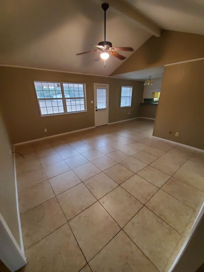 Building Photo - College Station - 3 Bedrooms / 2 bath Hous...