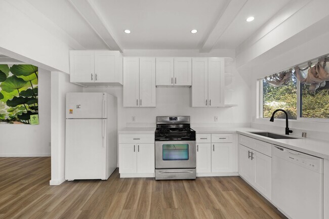 Building Photo - 3 Bedroom, 2 Bathroom apartment in a prime...