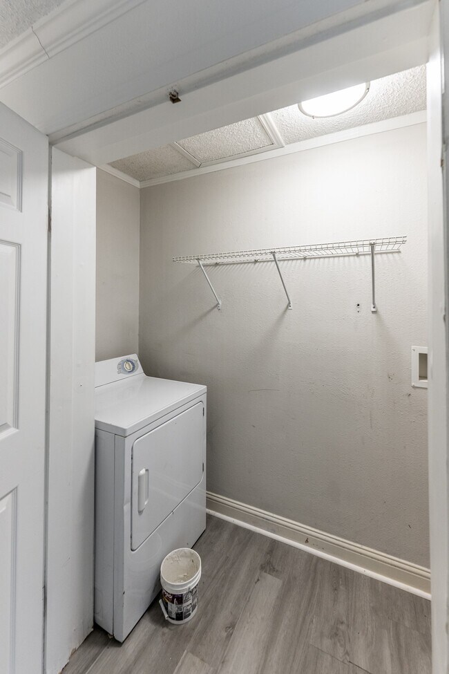 Building Photo - 108 Varsity Dr