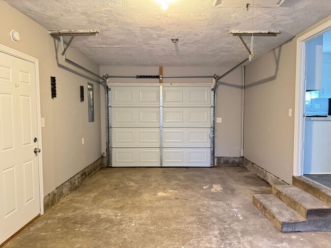 Building Photo - 3 Bedroom/1 Bath near shopping off Wilma R...