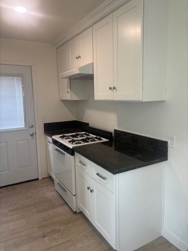 Building Photo - 1305-1305 1/2 Washington Ave