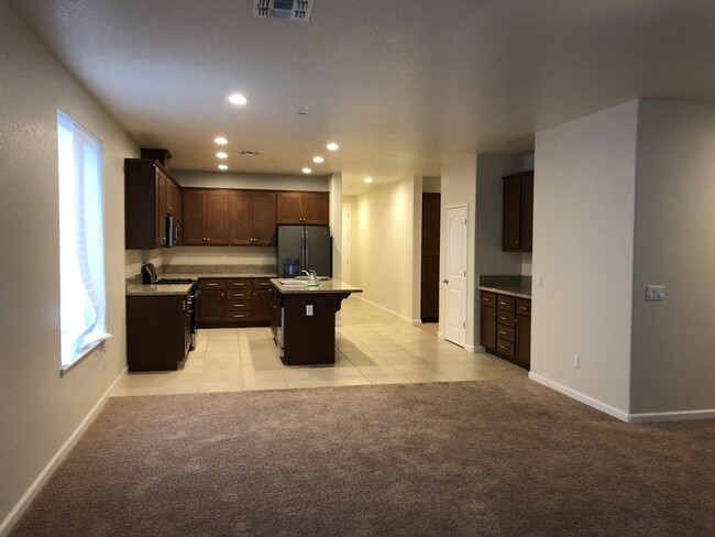 Building Photo - Beautiful single-story 3 bedroom 2 bathroo...