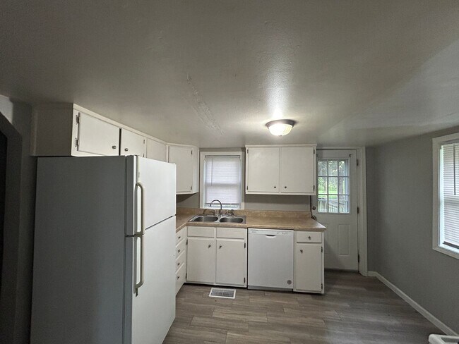 Building Photo - 3 bedroom 1 bath house in East Moline